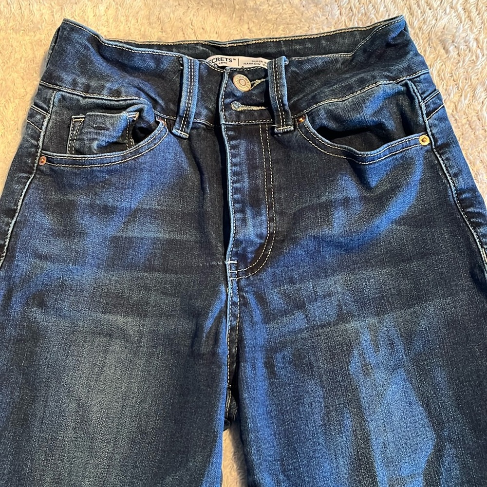 Secrets Women’s Super High Narrow Waist Jeans, Size 27.